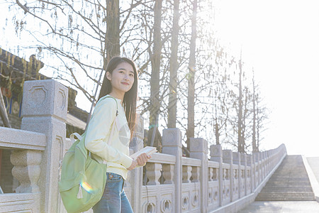 景区游客美女大学生一个人旅行背景