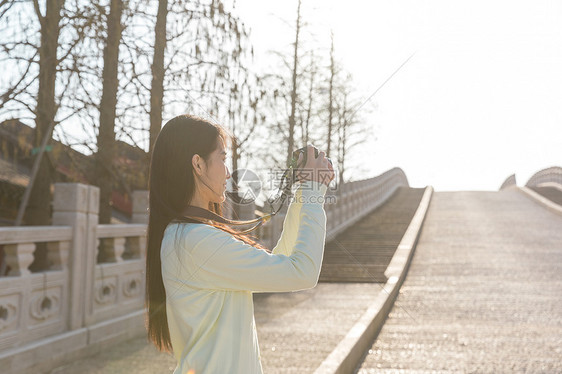 美女大学生一个人旅行拍照图片