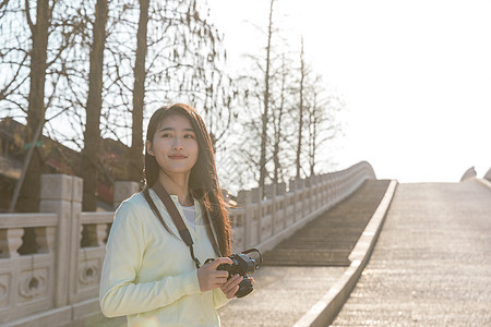 美女大学生一个人旅行拍照图片