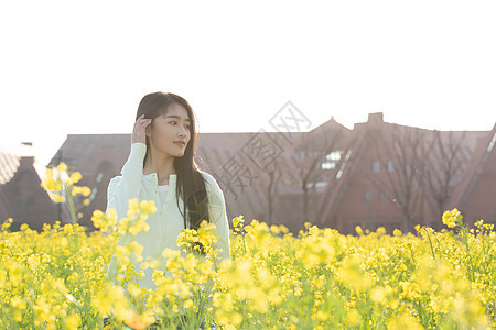 油菜花田美女大学生春游图片