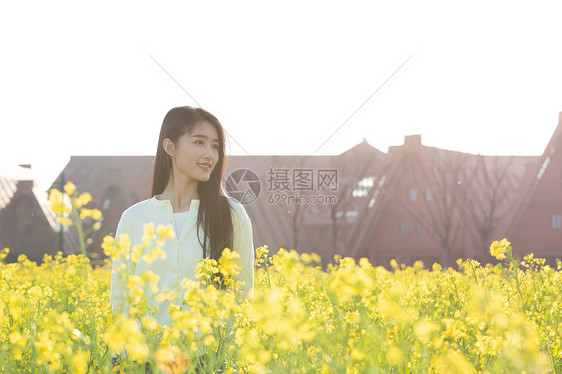 油菜花田美女大学生春游图片