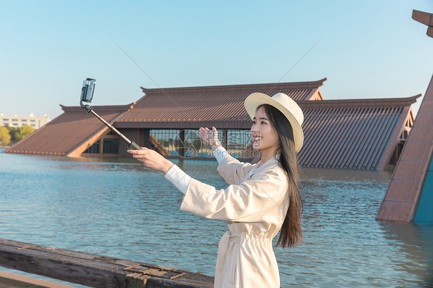 美女大学生春游拿自拍杆拍照图片