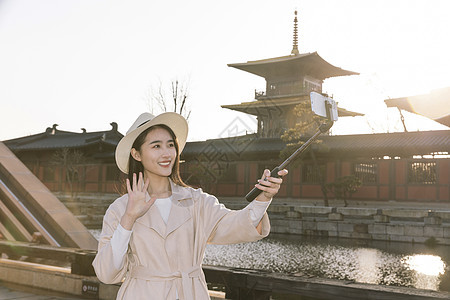 美女大学生春游拿自拍杆拍照图片