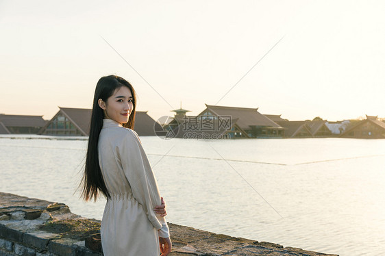 日落美女大学生旅行图片