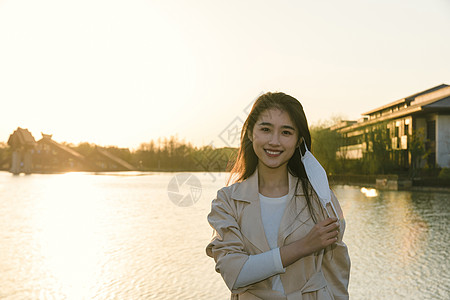 美女大学生旅行摘掉口罩图片