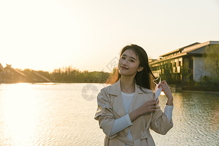 美女大学生旅行摘掉口罩图片