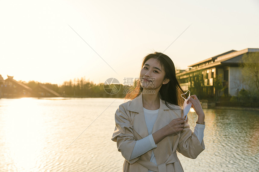 美女大学生旅行摘掉口罩图片