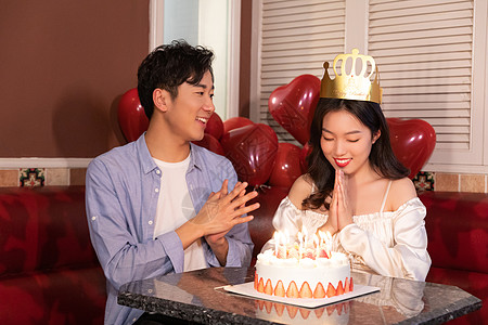 蛋糕点男朋友在KTV给女朋友过生日背景