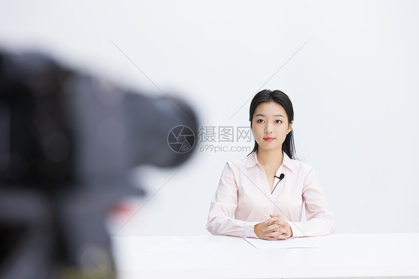 女性播音员网络直播图片