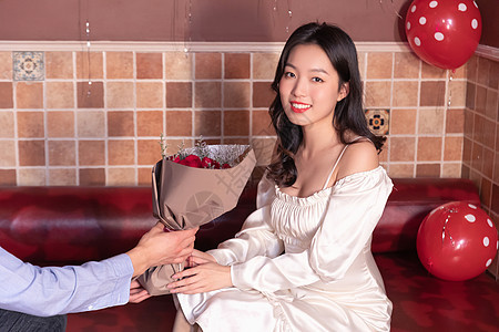 男朋友在KTV向女朋友献玫瑰花特写图片