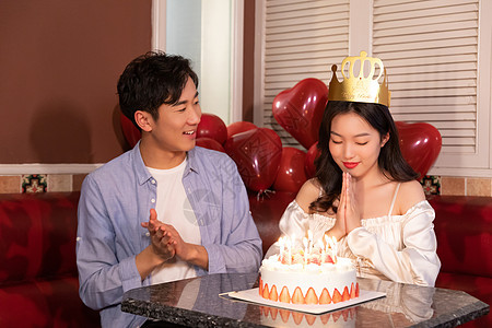 青年情侣在KTV庆祝生日背景图片
