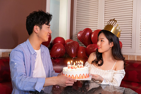 青年情侣在ktv庆祝生日图片素材