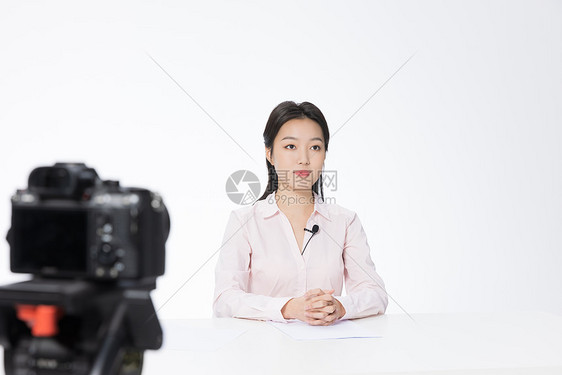 女性新闻媒体播音员职业形象图片