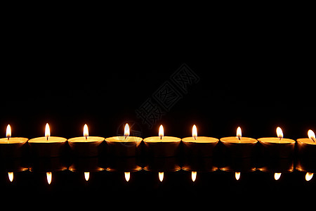 祈福祝福燃烧的蜡烛黑色背景图片