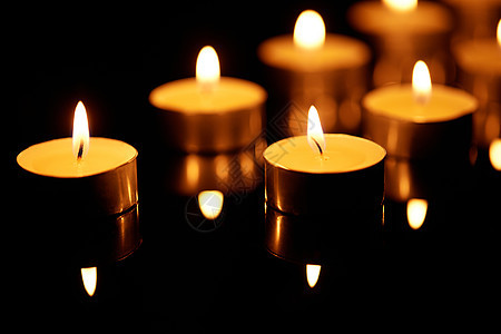祈福祝福燃烧的蜡烛黑色背景背景图片