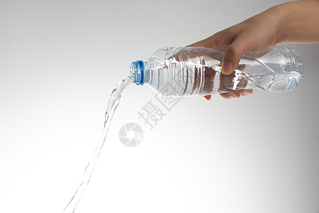倒水图片