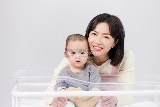 月嫂与新生幼儿形象图片