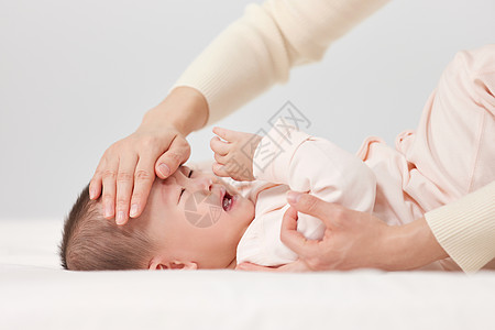 生病哭泣的婴儿宝宝背景图片