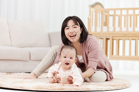 开心的婴儿宝宝和月嫂形象图片