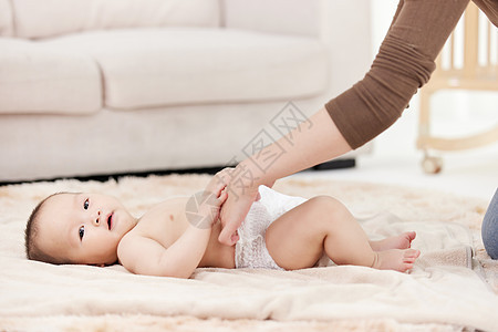 给婴儿宝宝换尿布图片