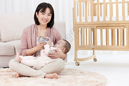 母亲节照片拿着奶瓶给婴儿宝宝喂奶的月嫂背景