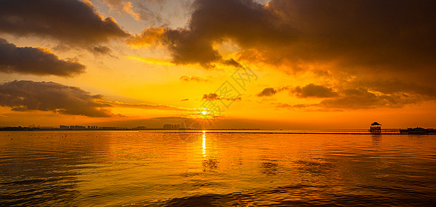 洱海海鸥拍摄于清晨日出日落夕阳倒影背景