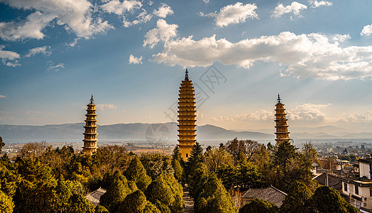 云南大理崇圣寺冬季晴空三塔背景图片
