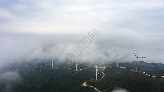 云雾里的风车图片