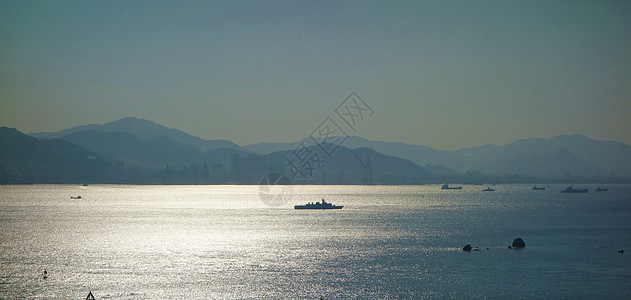 波光粼粼的海面背景图片