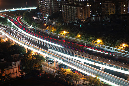 深夜公路上车辆的流光图片