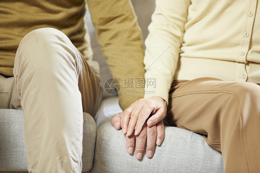 中老奶奶夫妇牵手特写图片