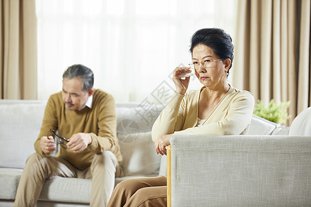 中老年女性吵架哭泣图片