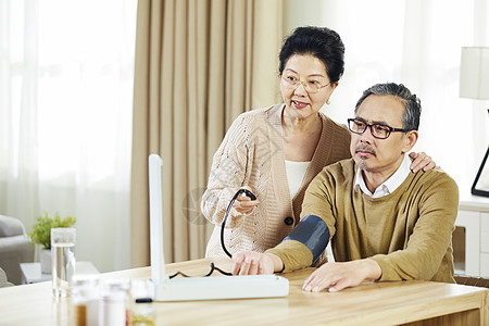 一对老人中老年夫妇居家测量血压背景