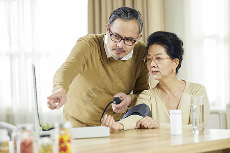 药品管理中老年夫妇居家测量血压背景