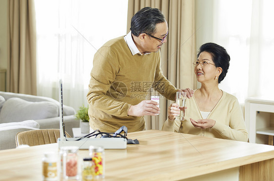 中老年夫妇居家陪伴吃药图片