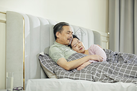 中老年夫妇居家休息睡觉背景图片