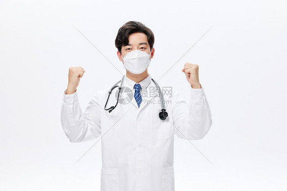 佩戴口罩的男性医生双手加油形象图片