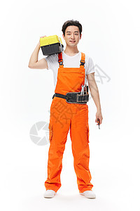 肩扛工具箱的维修工人图片