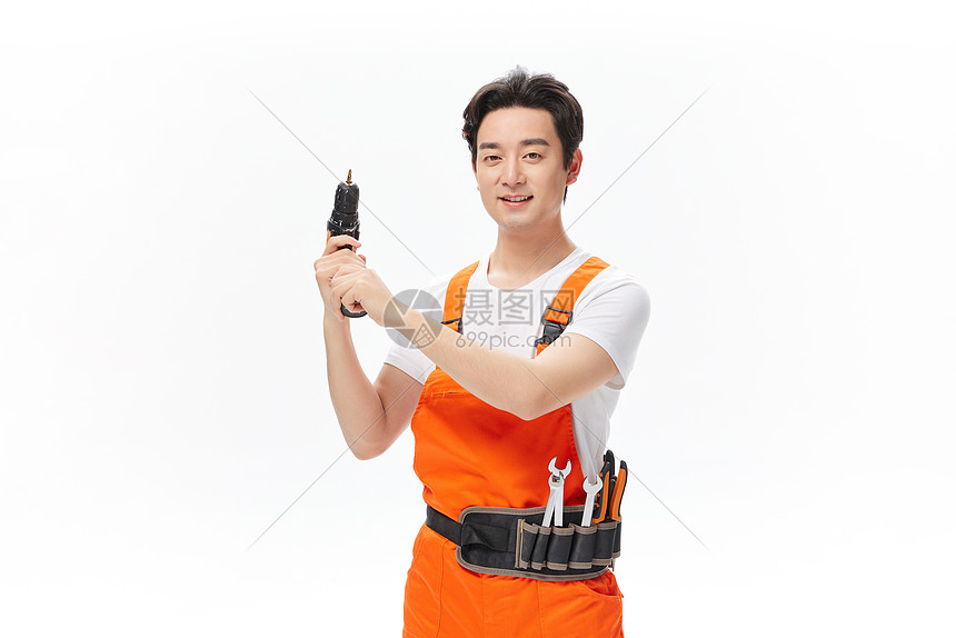 维修工人拿着电钻枪