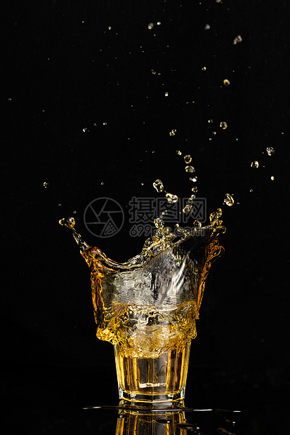 酒杯里飞溅的液体水花图片