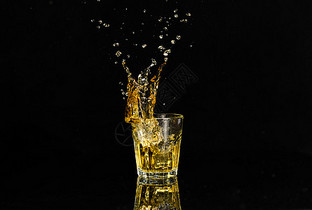 冰块落入酒杯溅起水花图片