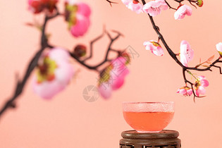 粉色背景饮料酒杯桃花酒图片