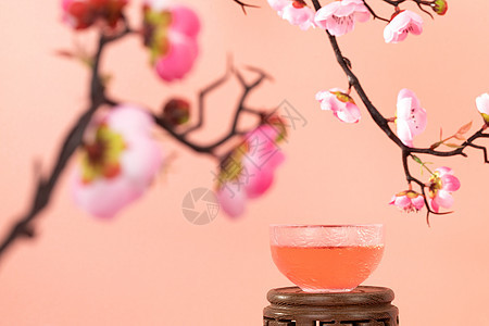 粉色背景饮料酒杯桃花酒背景图片