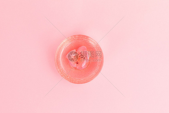 酒杯里的桃花酒饮料静物图片