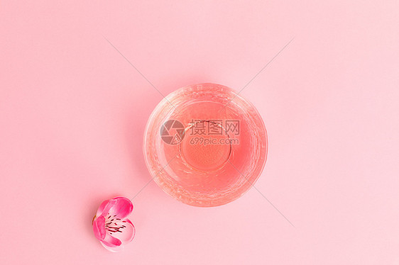酒杯里的桃花酒饮料静物图片