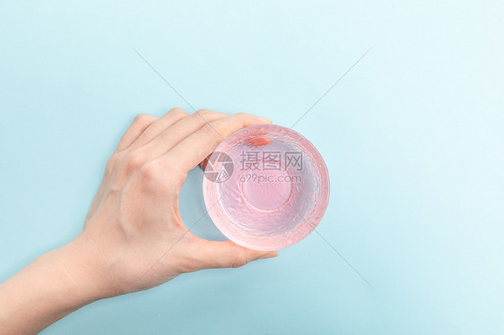 拿着粉色饮料的一只手图片