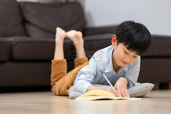 在家做作业的小男孩图片