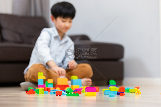 小男孩在独自在家玩积木图片