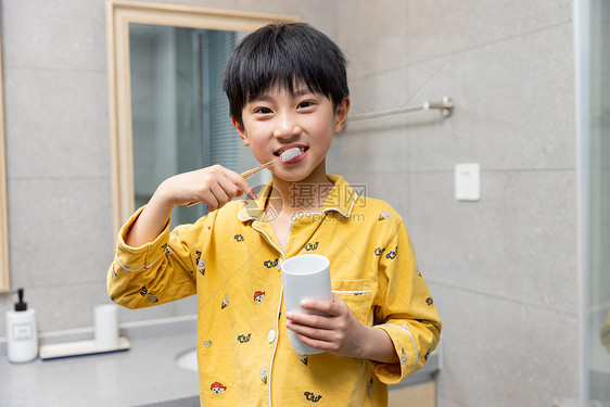 在浴室刷牙的小男孩图片