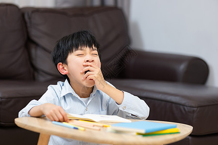 在家学习犯困的小男孩图片